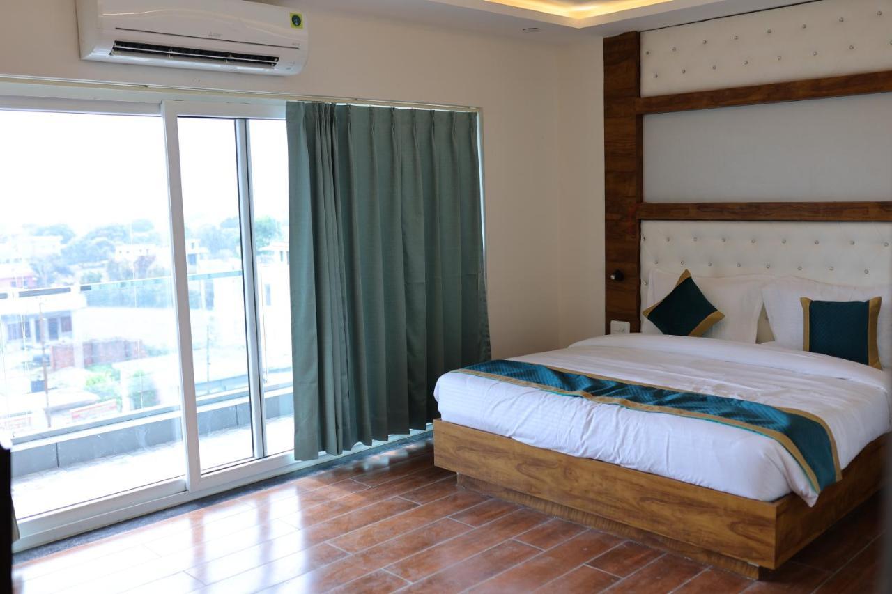 Hotel 7 Heaven Dehradun Ngoại thất bức ảnh