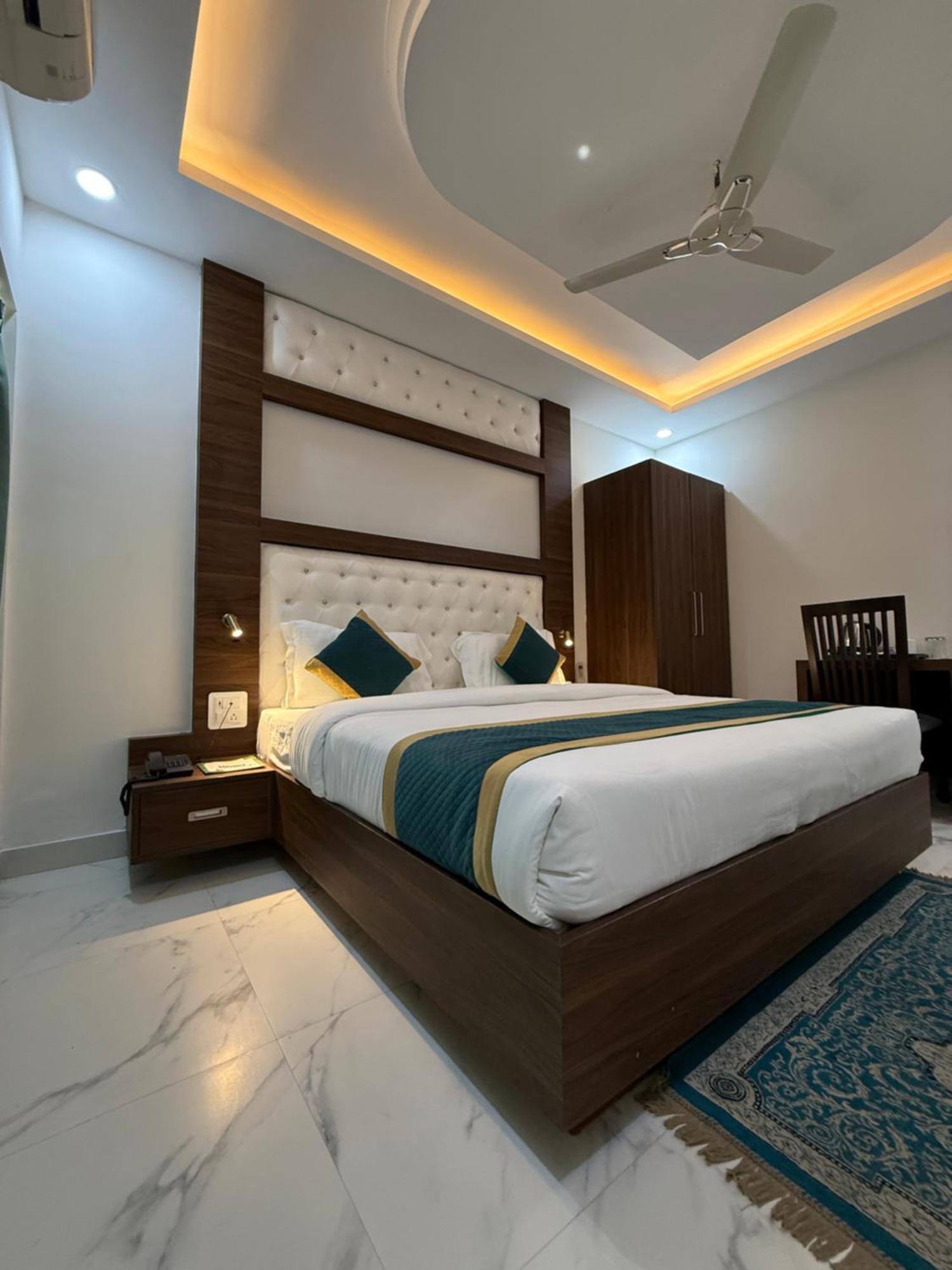 Hotel 7 Heaven Dehradun Ngoại thất bức ảnh
