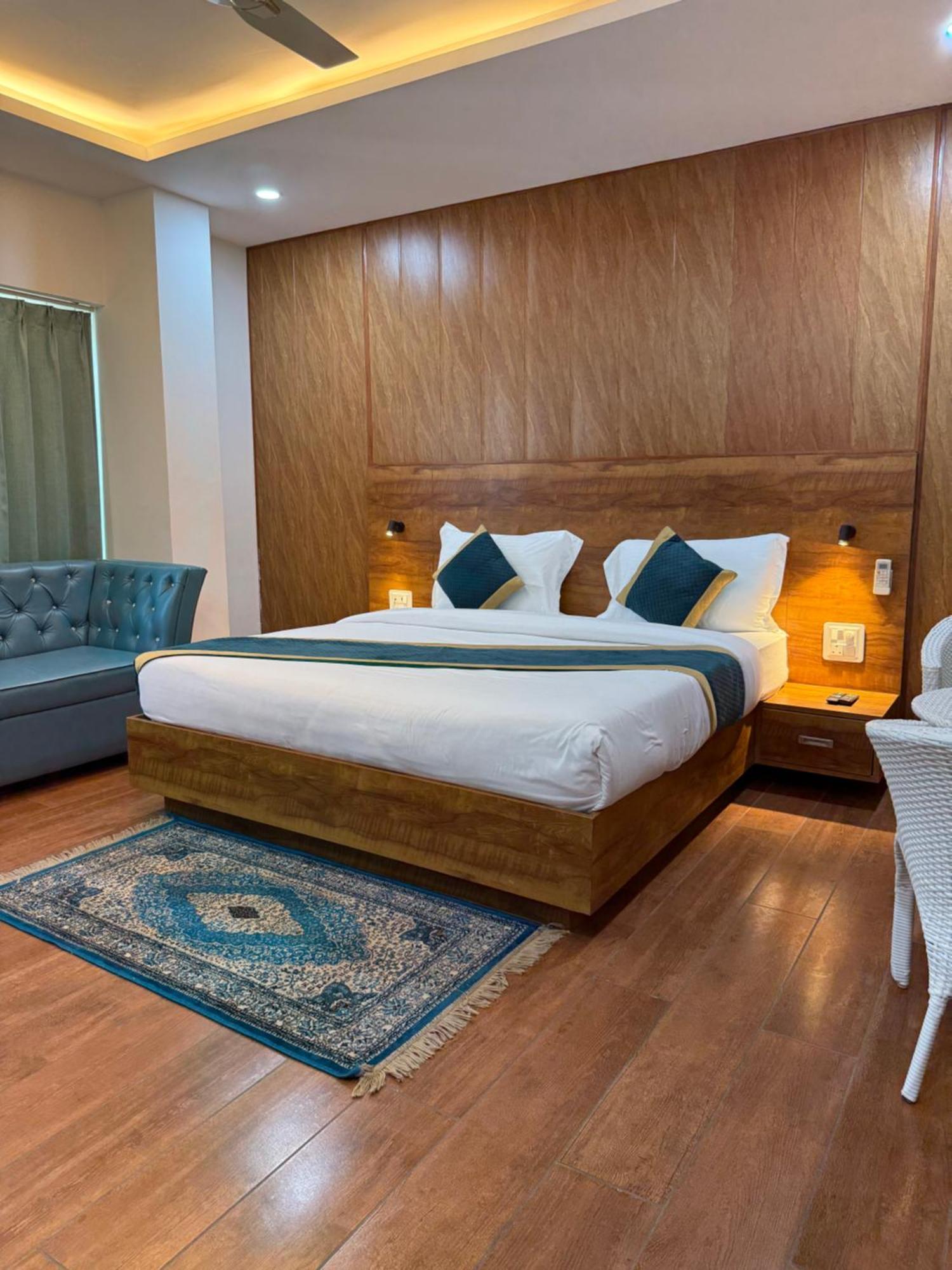 Hotel 7 Heaven Dehradun Ngoại thất bức ảnh