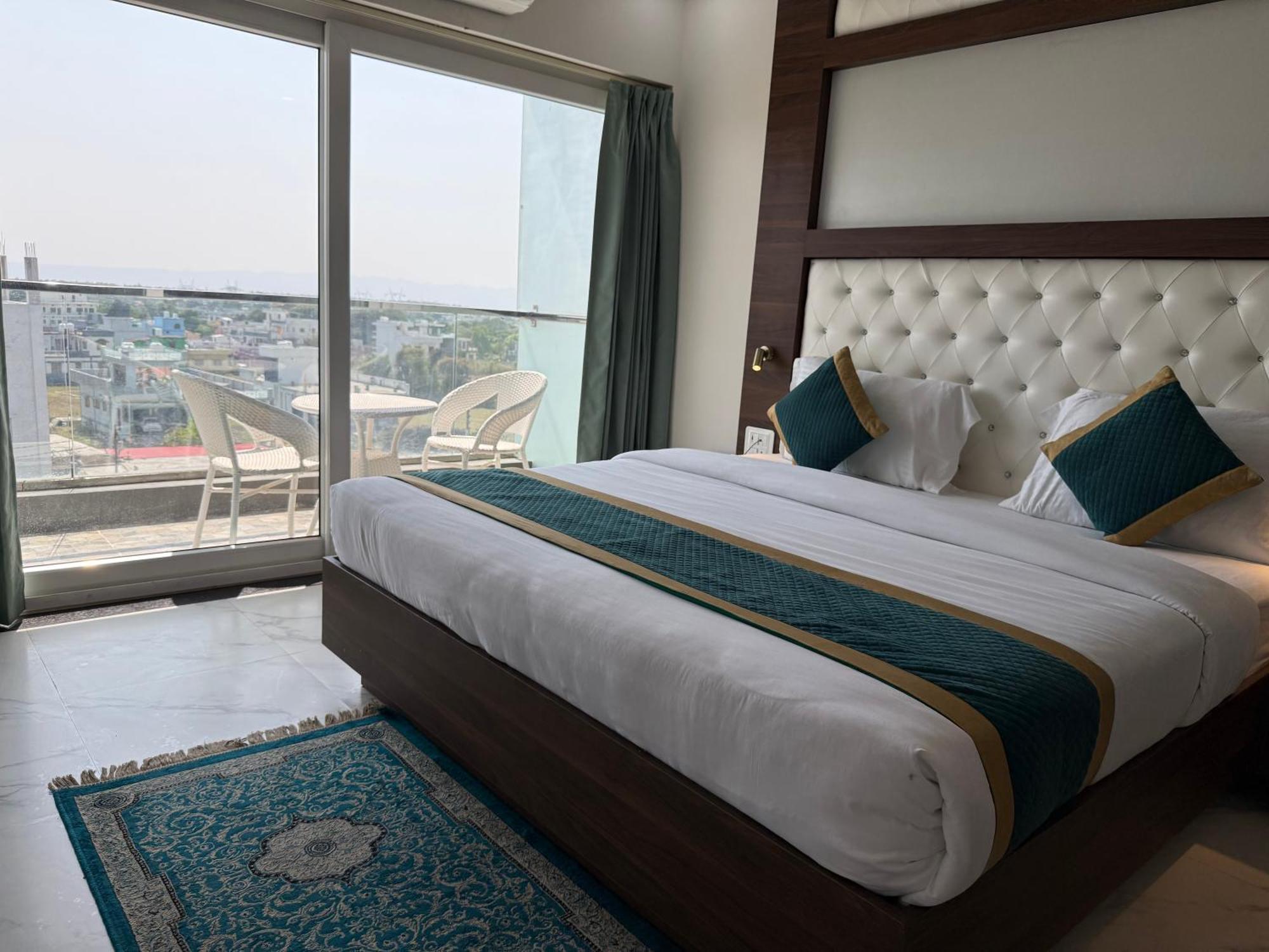 Hotel 7 Heaven Dehradun Ngoại thất bức ảnh