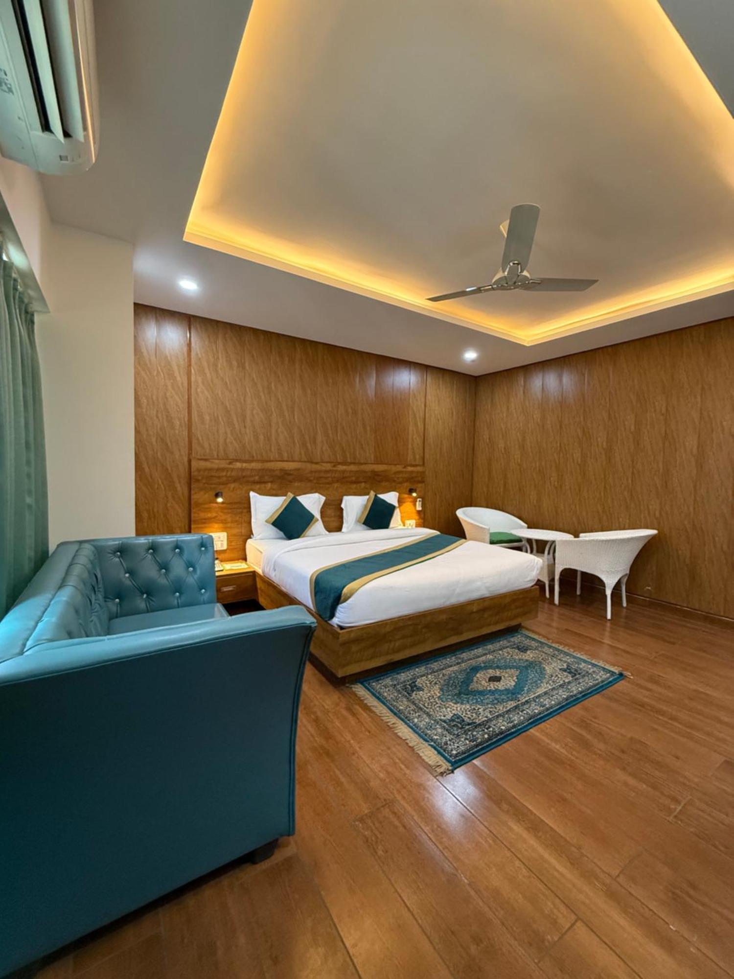 Hotel 7 Heaven Dehradun Ngoại thất bức ảnh