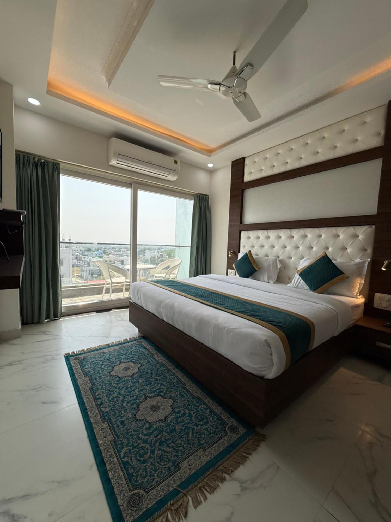 Hotel 7 Heaven Dehradun Ngoại thất bức ảnh