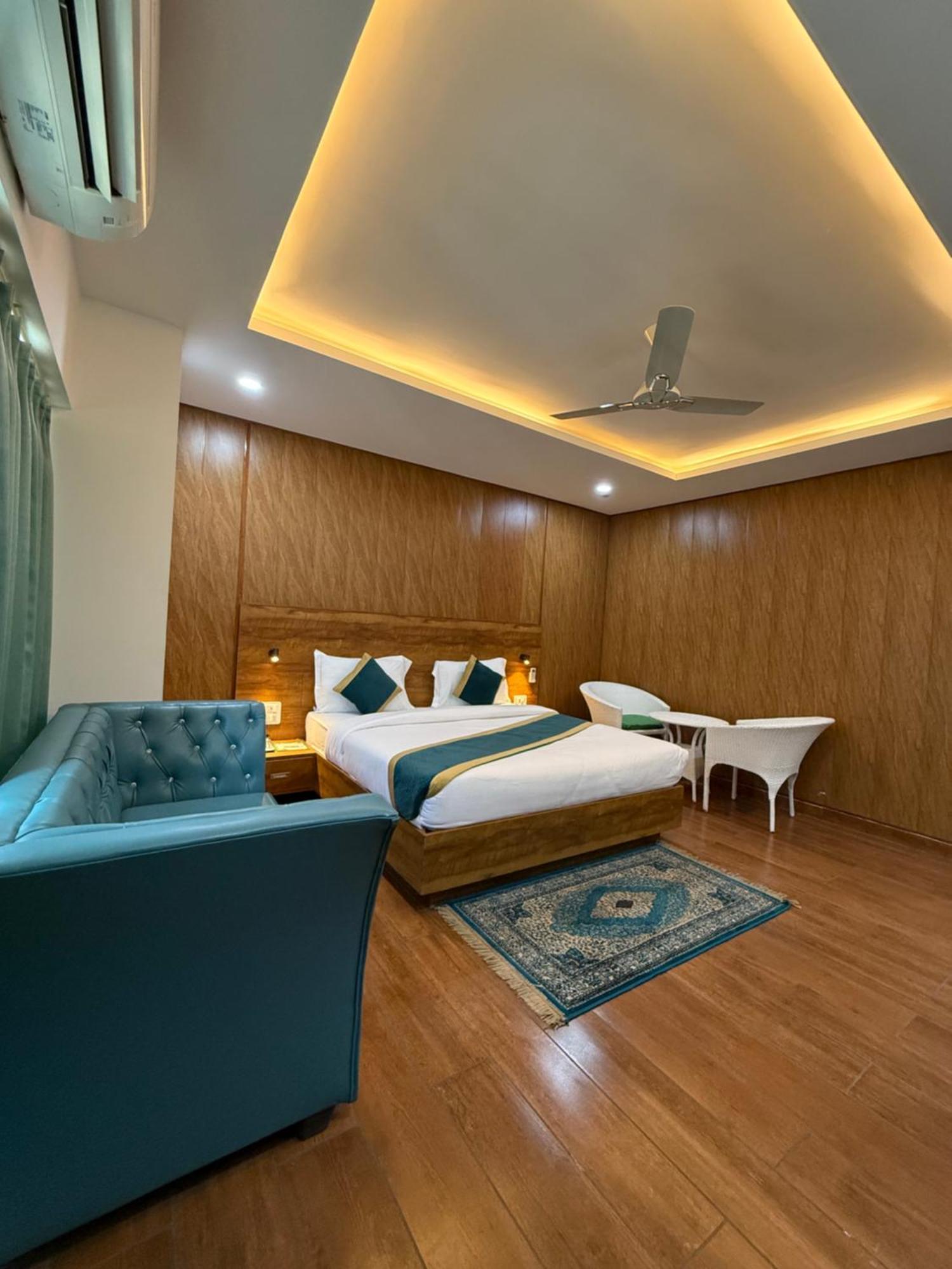 Hotel 7 Heaven Dehradun Ngoại thất bức ảnh