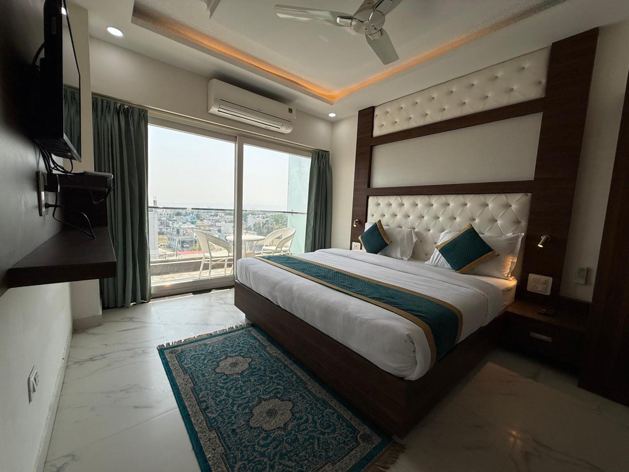 Hotel 7 Heaven Dehradun Ngoại thất bức ảnh